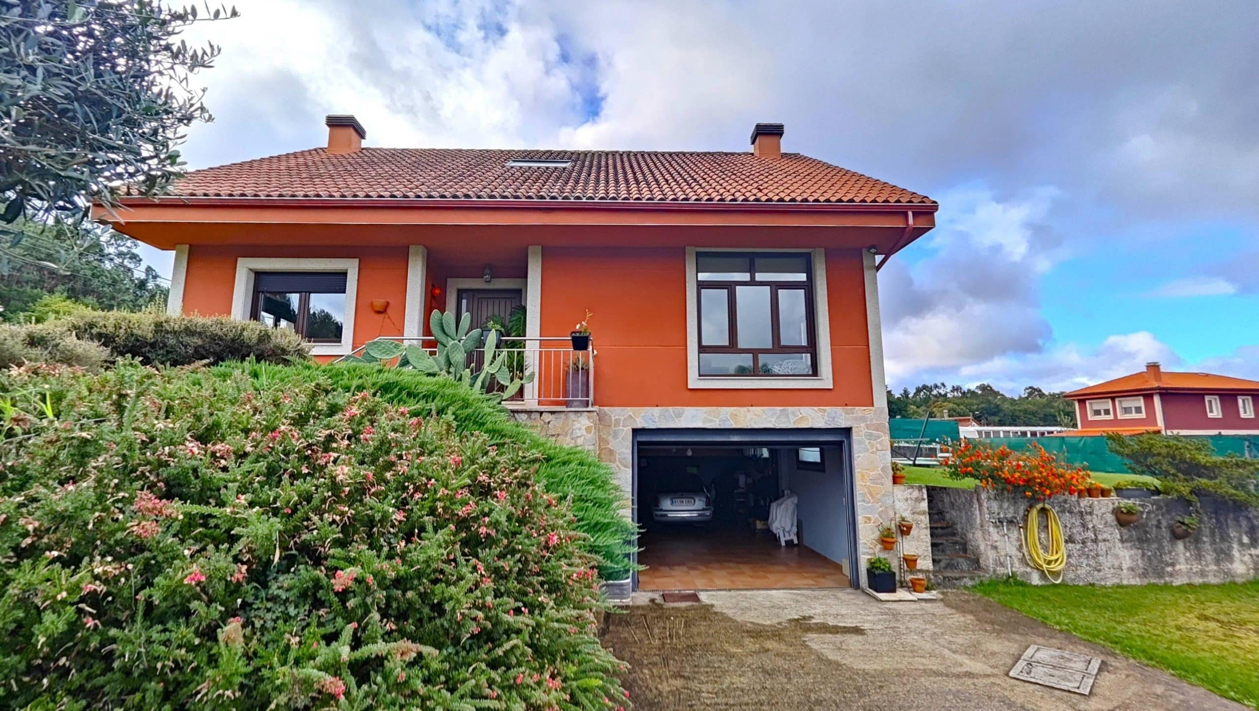 Casa para entrar a vivir con jardín y piscina en Luou, Teo